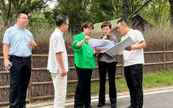 市绿化市容局副局长熊健一行...