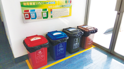 徐汇宏汇广场企业办公楼层的四分类垃圾桶.jpg