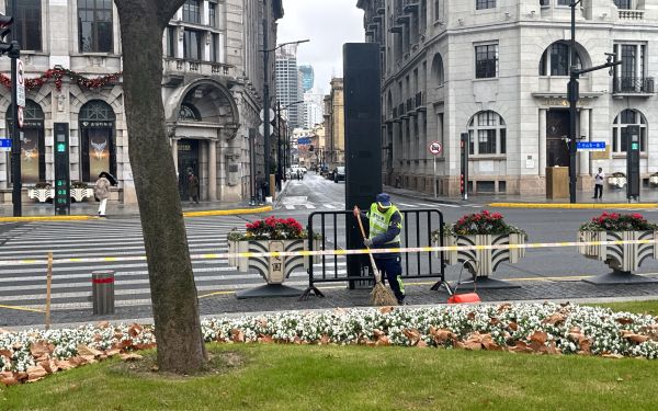 一月一日九时三十五分中山东一路广东路道路保洁.jpg 一月一日九时三十五分中山东一路广东路道路保洁.jpg