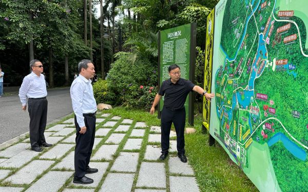 市绿化市容局党组书记、局长...