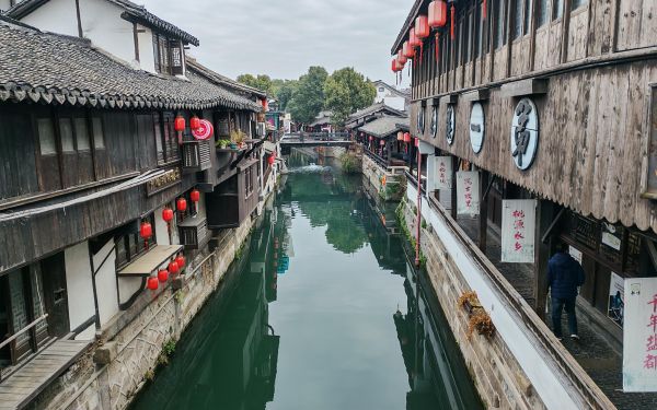 澄波碧岸美映申城，护航春运...