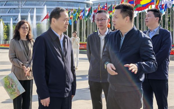 市绿化市容局党组书记、局长...