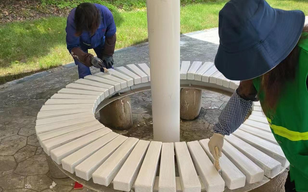 荟萃园西侧绿地座椅油漆维护.jpg 荟萃园西侧绿地座椅油漆维护.jpg