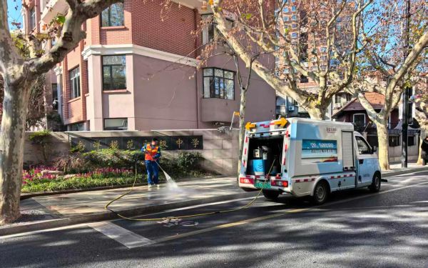 徐汇区南洋模范中学门口道路保洁.jpg 徐汇区南洋模范中学门口道路保洁.jpg