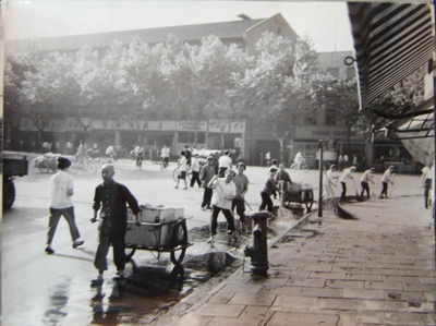 上世纪70年代，上海的环卫工人在清扫路面.jpg