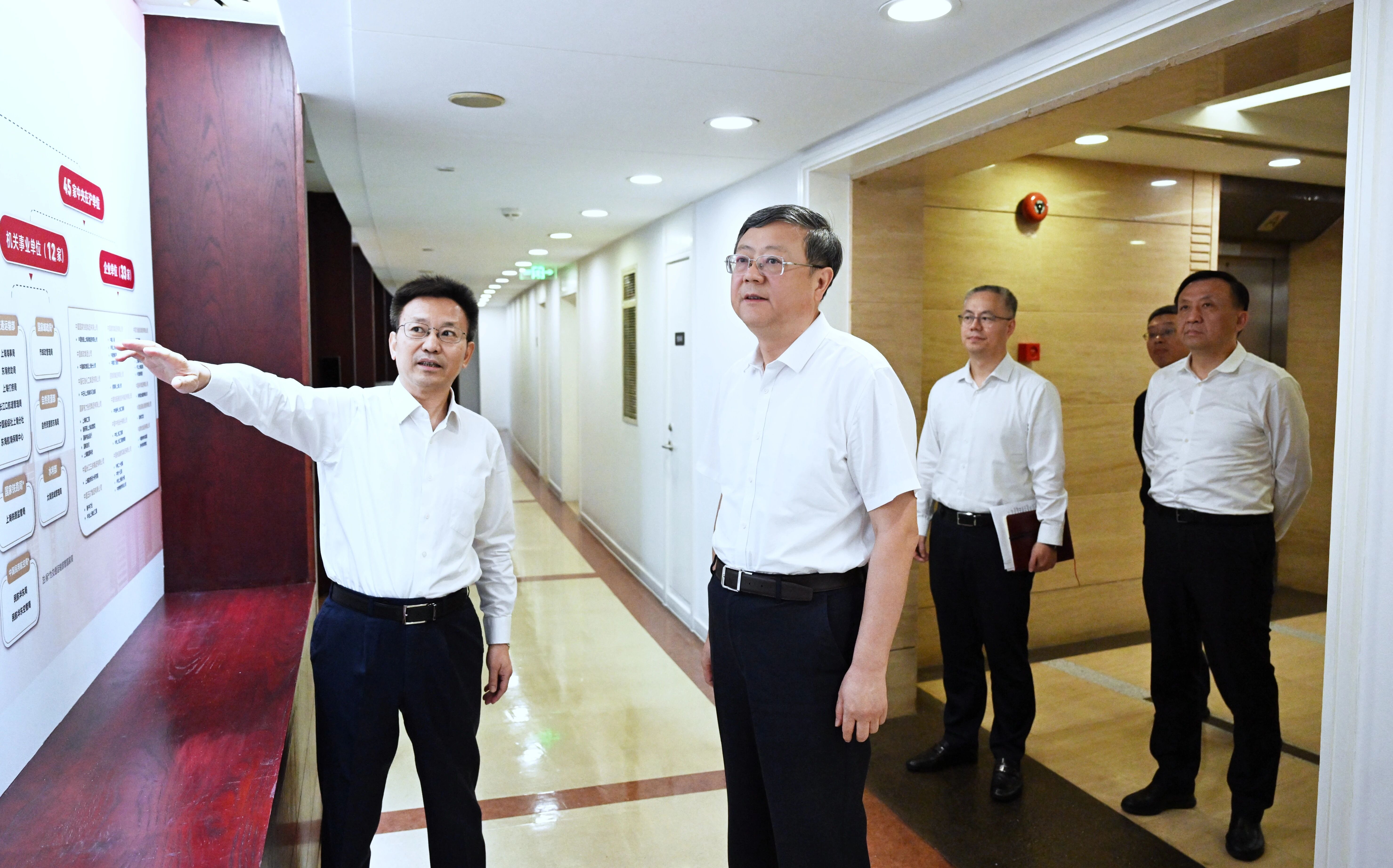 推动高质量发展和人民城市建...