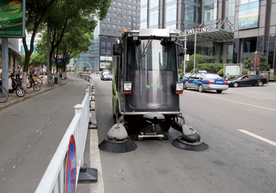 宁波环卫购置了先进的道路清扫车辆，用于行车道路的清扫，替代人工清扫。.jpg