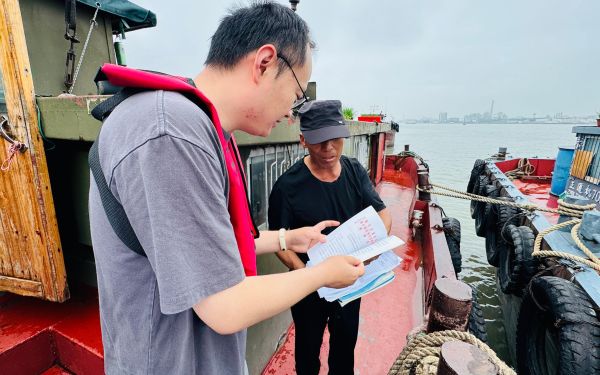 问计船家听心声 上海市市容环...