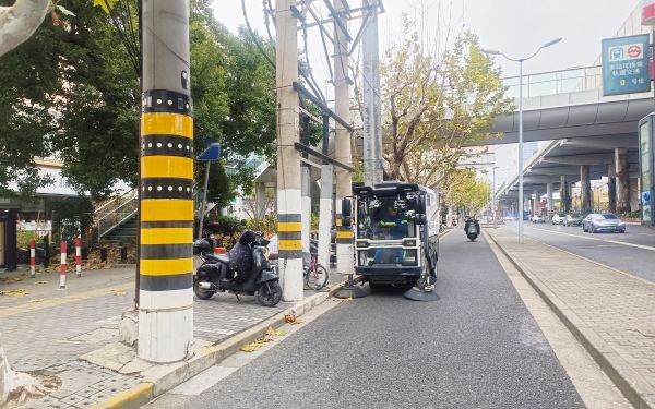 宝山区作业人员机械清扫道路.jpg 宝山区作业人员机械清扫道路.jpg
