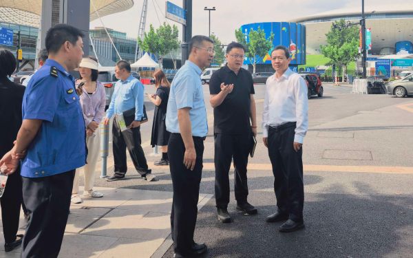 市绿化市容局党组书记、局长...
