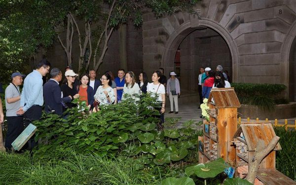 15_专家现场为居民讲述社区植物生态建设的内涵和愿景.jpg 15_专家现场为居民讲述社区植物生态建设的内涵和愿景.jpg