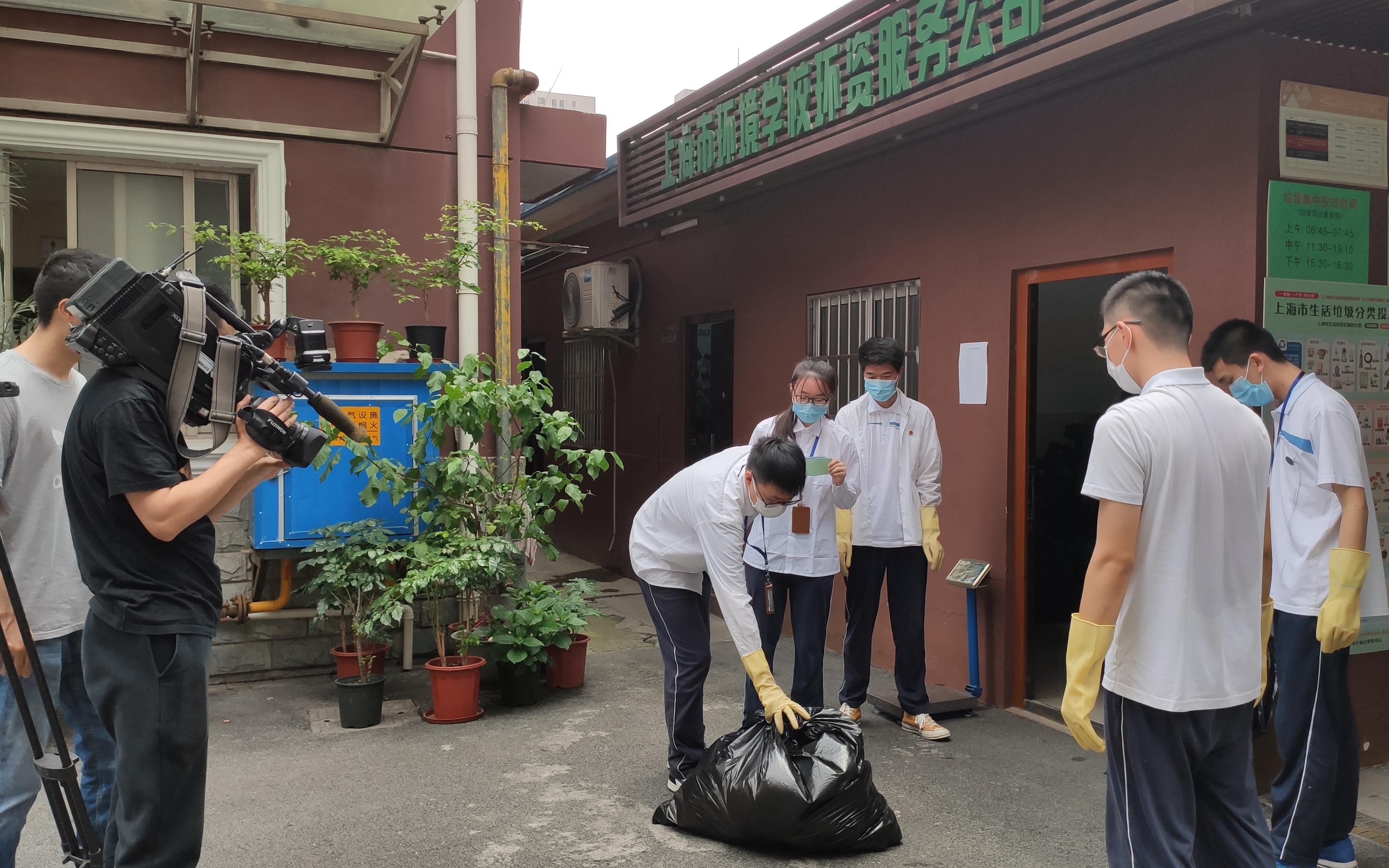 浦东电视台拍摄校学生会“环资公司”成员回收可回收物.jpg