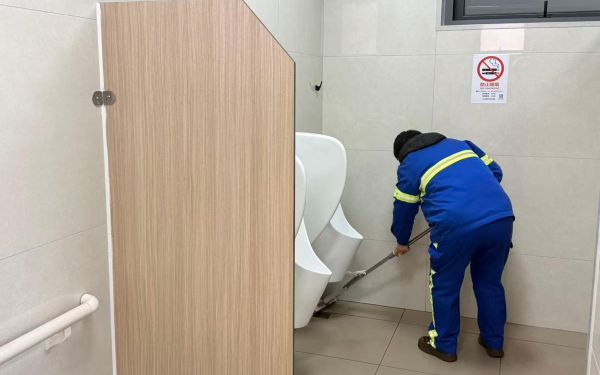 2月19日环卫工人正在保洁乌鲁木齐南路公厕.jpg