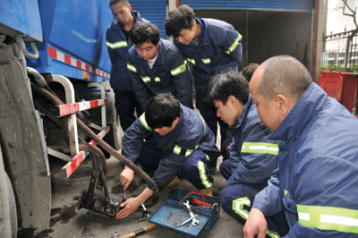 2公司机修工一起钻研车辆维修技术（张解彪摄）.jpg