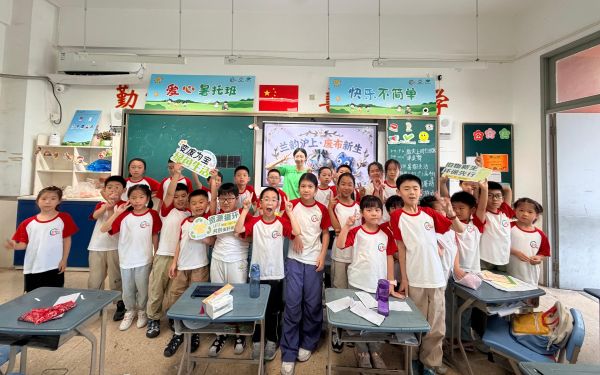 举kt板合照1.jpg 举kt板合照1.jpg