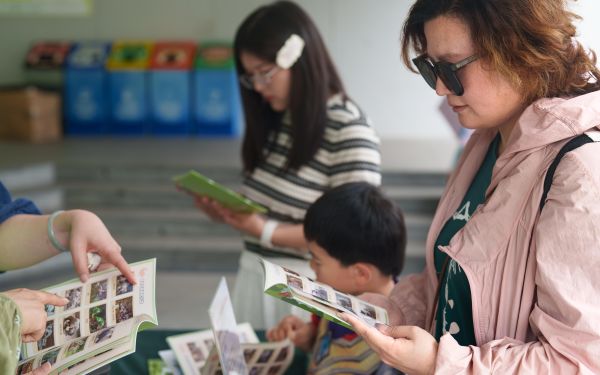 向游客发放生物多样性保护手册.jpg
