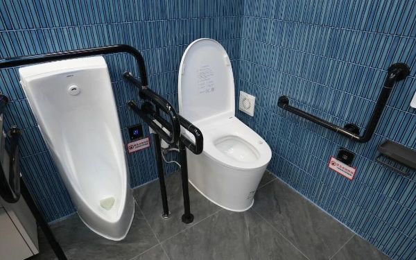 虹口区换新升级“航海蓝”公厕 打造特色人文新地标-0829（2）.jpg