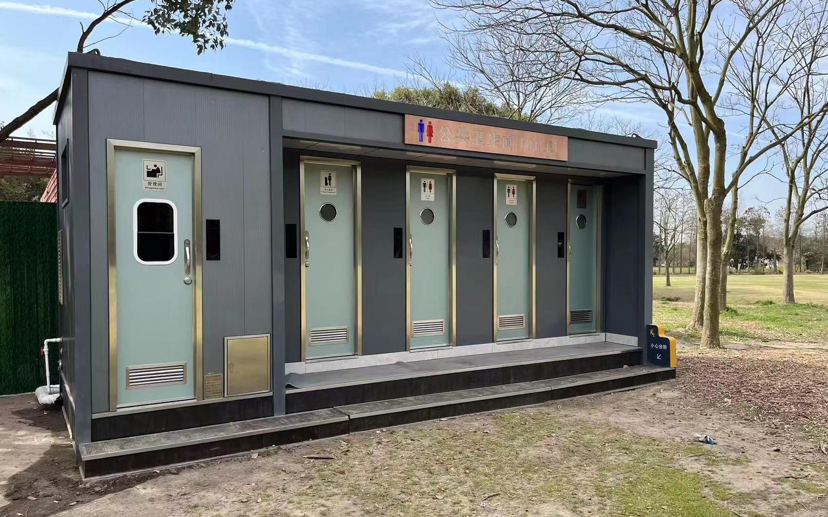 完善游客服务应急保障多座移动厕所入驻公园