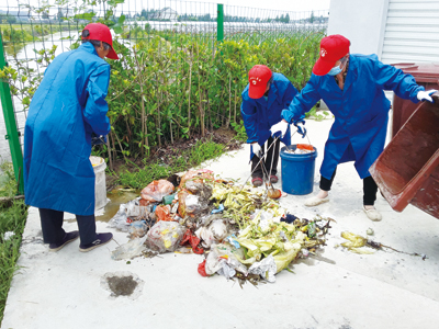 农村保洁员在湿垃圾处理站进行垃圾分拣.jpg