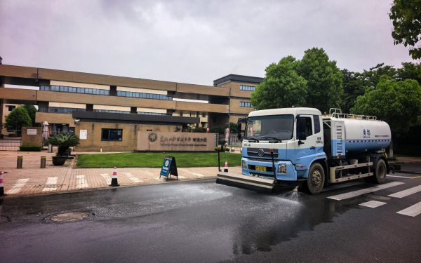 6月1日_复旦附中青浦分校_非考试时间段错峰开展道路深度清扫_降尘.jpg 6月1日_复旦附中青浦分校_非考试时间段错峰开展道路深度清扫_降尘.jpg