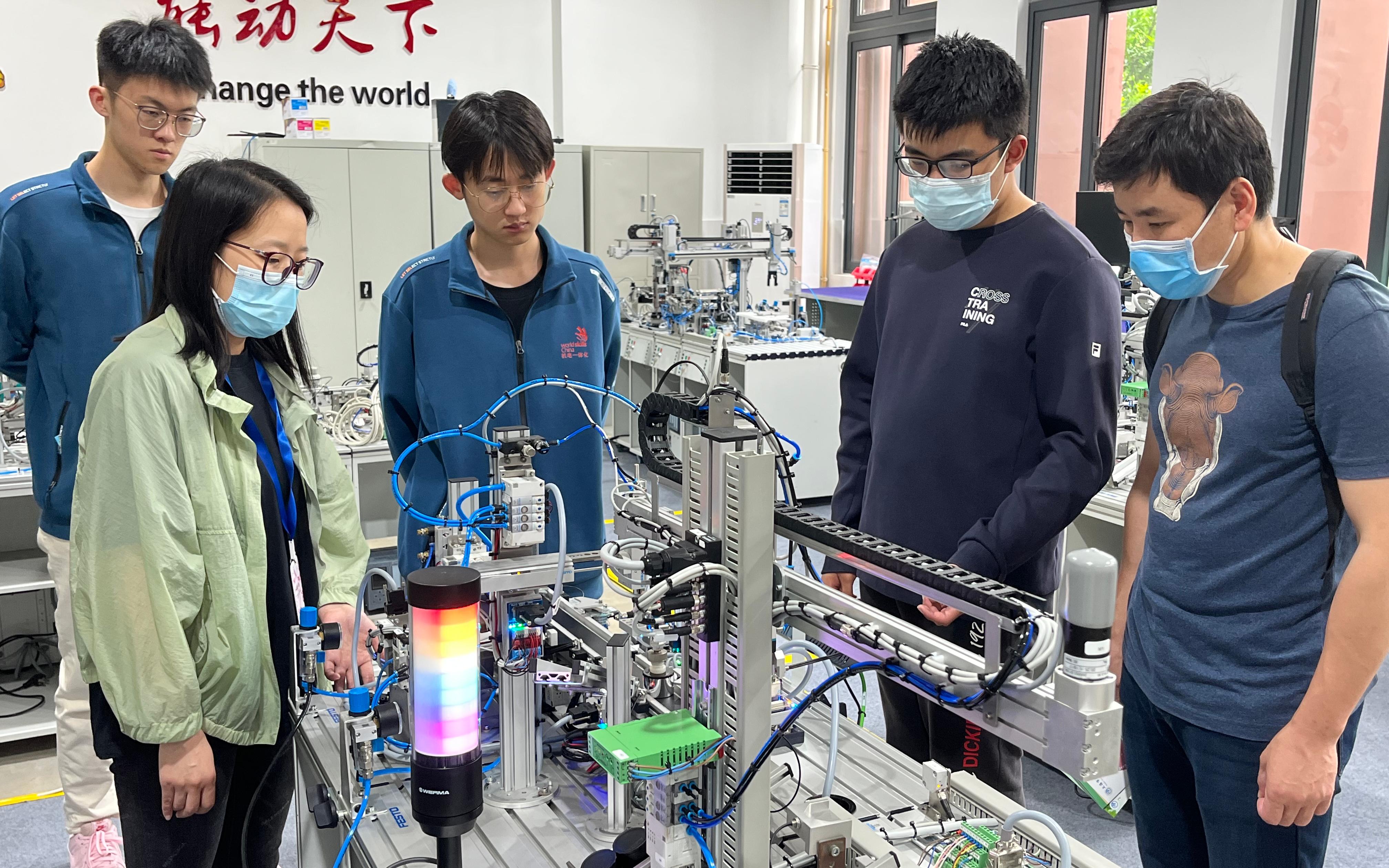 环境机电专业部教师介绍世界技能大赛机电一体化项目上海选手集训基地.jpg