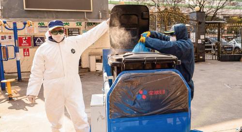3-上门收集“消毒垃圾”的环卫工人严格按照“一拿取、二消毒、三装袋、四收运、再消毒”的流程处置（冯磊供图）.jpg
