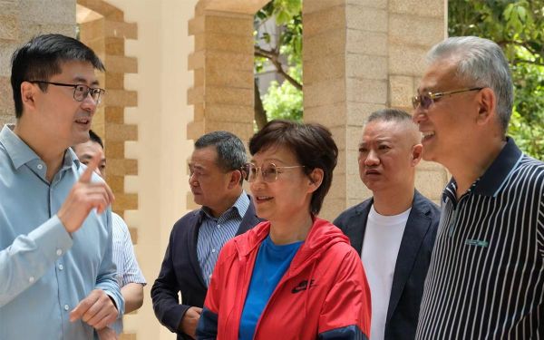17_虹桥街道党工委书记郭凯先生为居民介绍社区的多个成功生态项目案例.jpg 17_虹桥街道党工委书记郭凯先生为居民介绍社区的多个成功生态项目案例.jpg