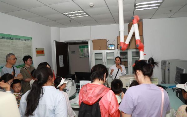 3实验平台参观.jpg