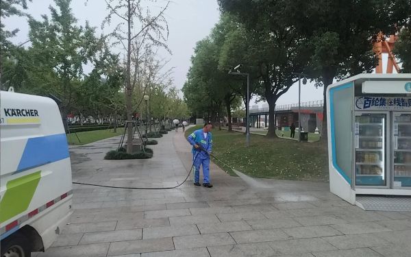 松江区保洁人员冲洗道路.jpg