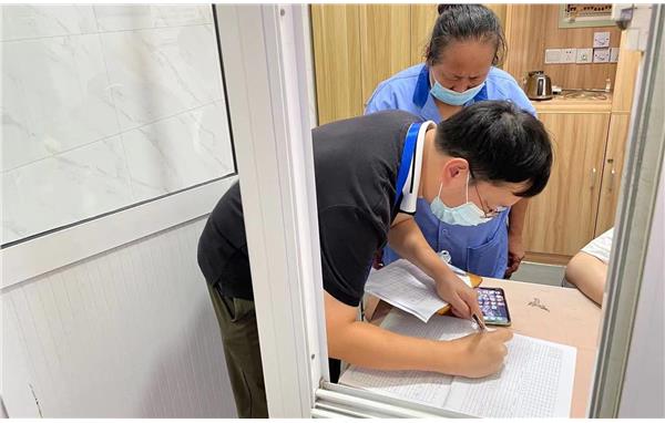 督察人员作督查记录.jpg 督察人员作督查记录.jpg