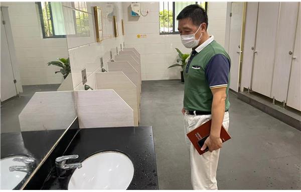 督查人员正在检查.jpg 督查人员正在检查.jpg