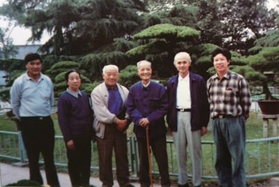 3殷子敏与黄德邻等老同志（上海植物园1990年代）.jpg