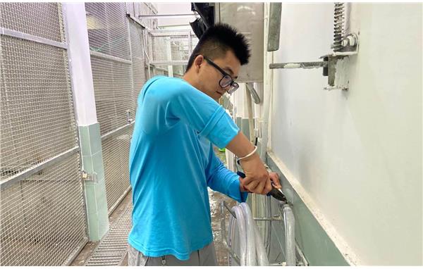 上海动物园饲养员对长臂猿新馆进行“开荒保洁” (1).jpg