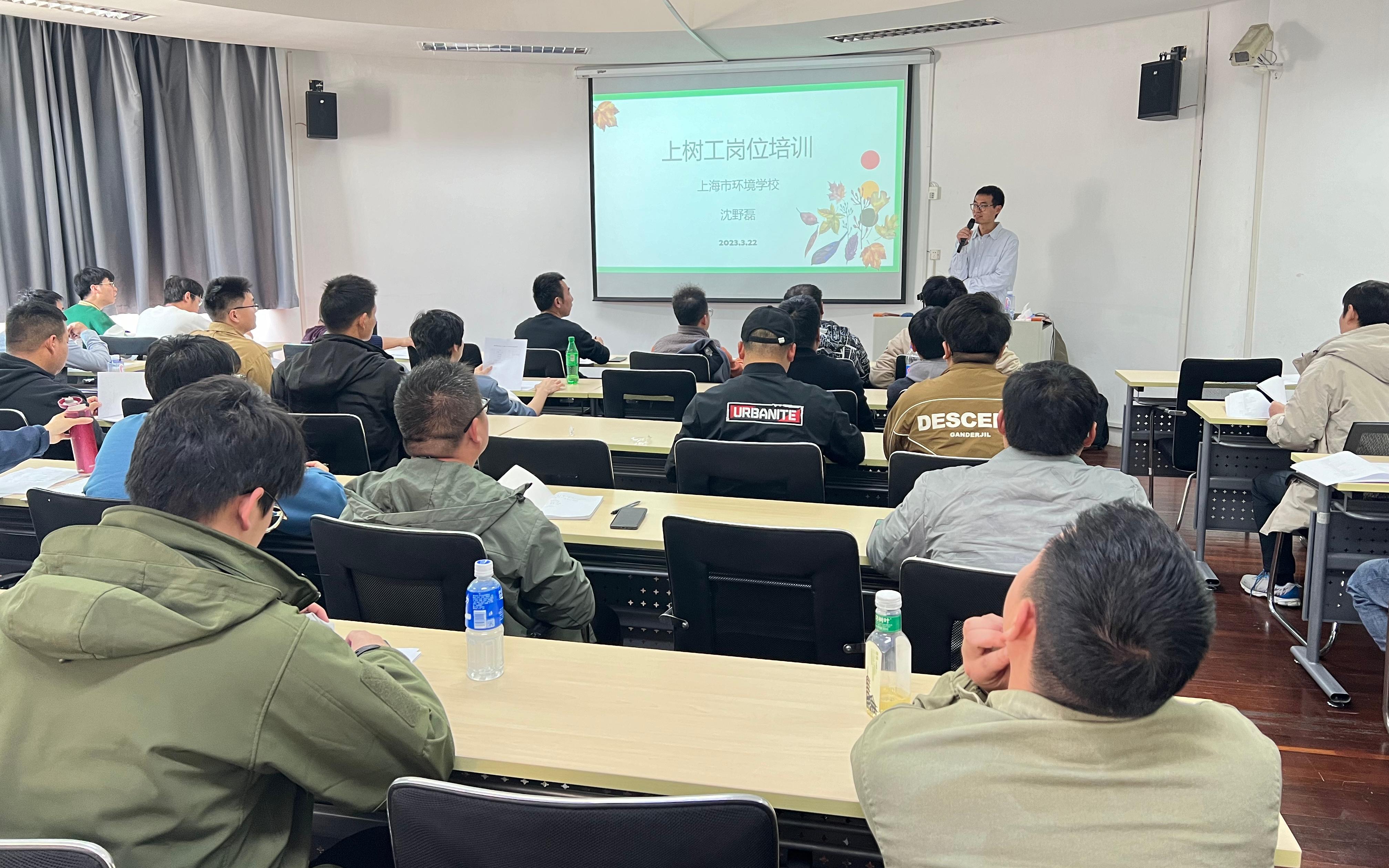 学员进行理论学习.jpg 学员进行理论学习.jpg