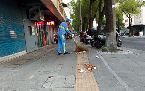 青浦区十月六日淀湖路清扫.jpg