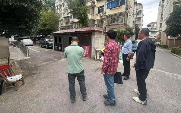 与虹口区开展联合监测垃圾箱房.jpg