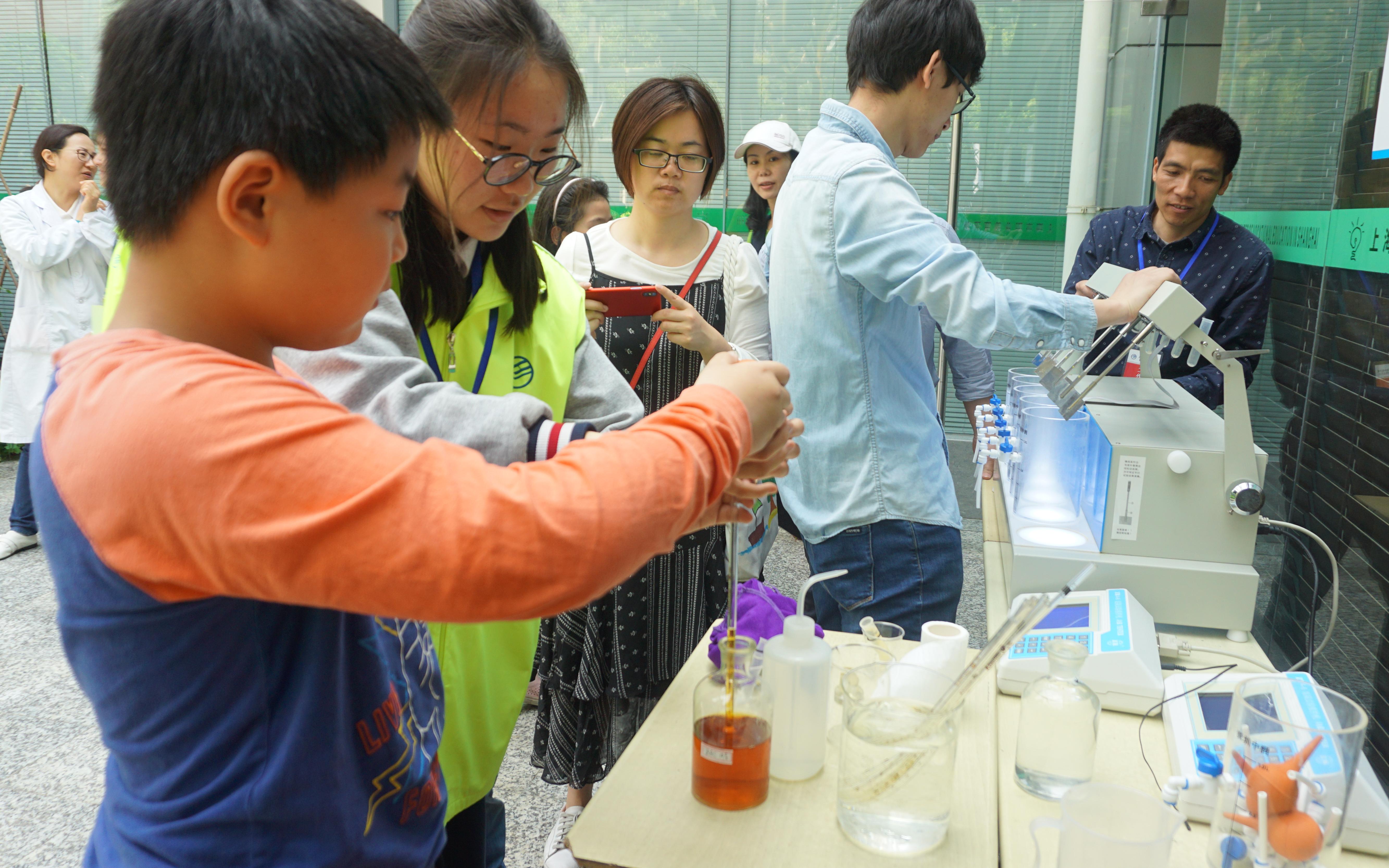 小学生正在体验废水处理项目.jpg