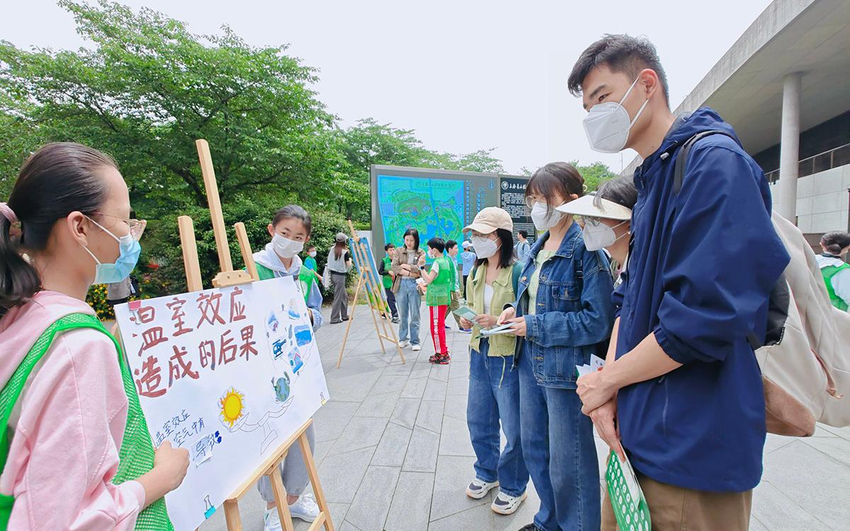 辰山植物园小植物学家手绘海报宣传低碳理念