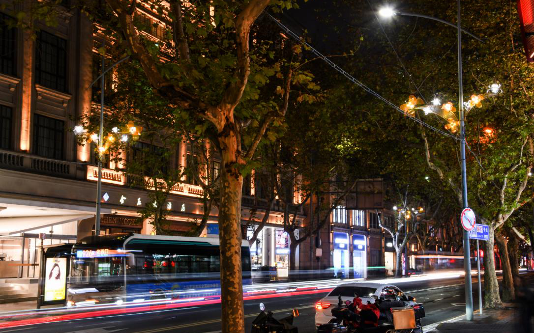 营造迎新迎春氛围,黄浦区绿化市容局持续推进淮海中路的夜景提升工作