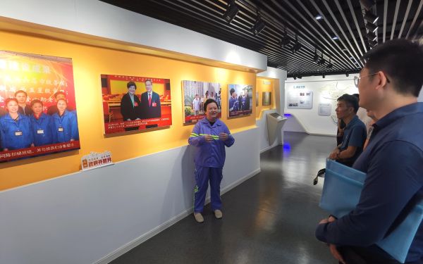 2、劳模班参观2.jpg 2、劳模班参观2.jpg