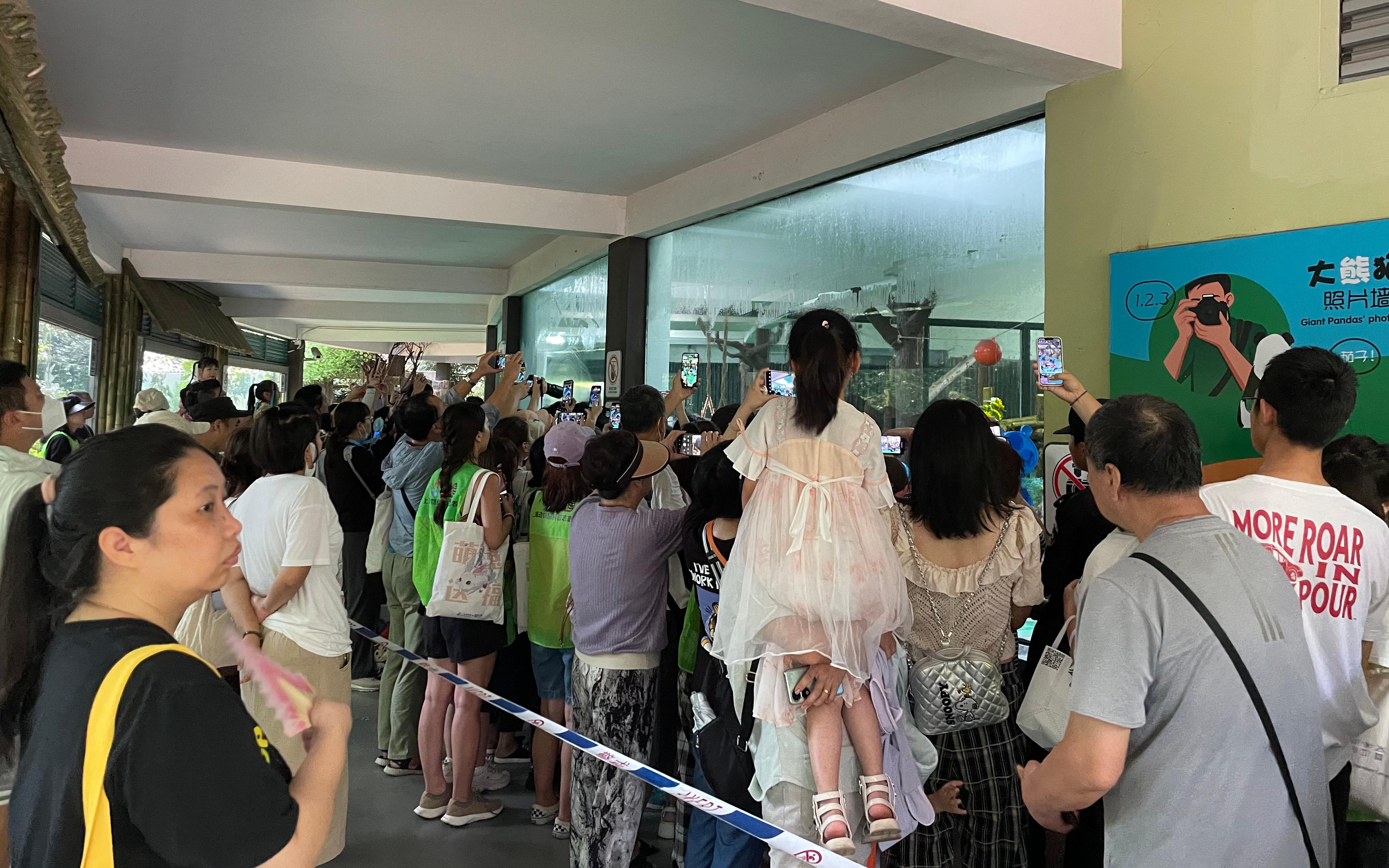 热情的游客.jpg 热情的游客.jpg