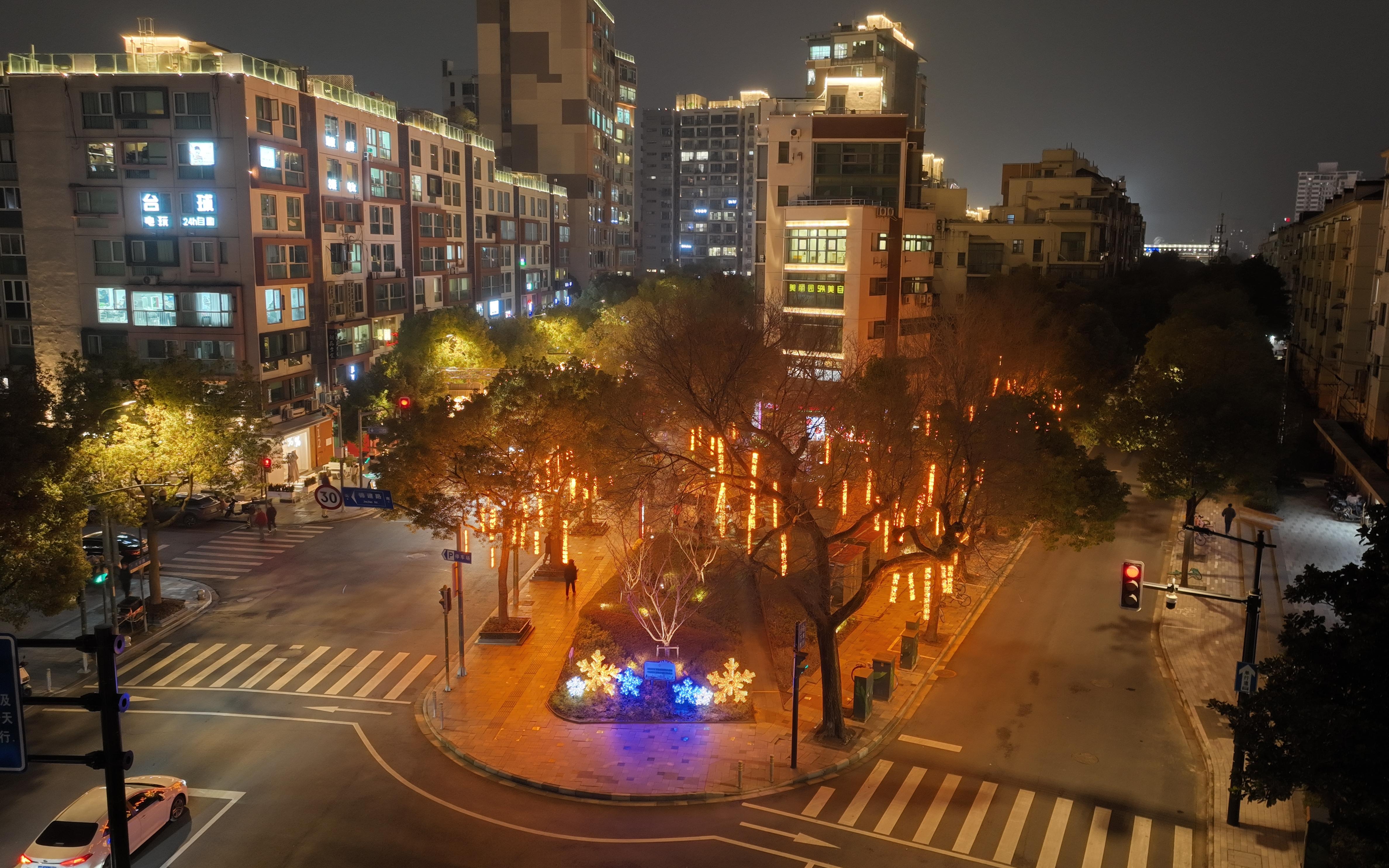 霓虹闪烁,年味渐浓,彰显时代主题的同时,也扮靓了大学路的多彩夜景