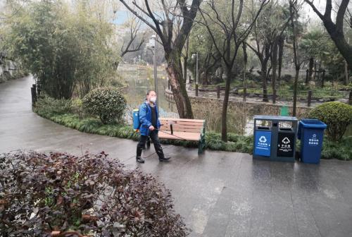 3-工作人员对公园内垃圾桶、座椅、扶手等游客易接触区域进行定期消毒（刘晓庆供图）.jpg