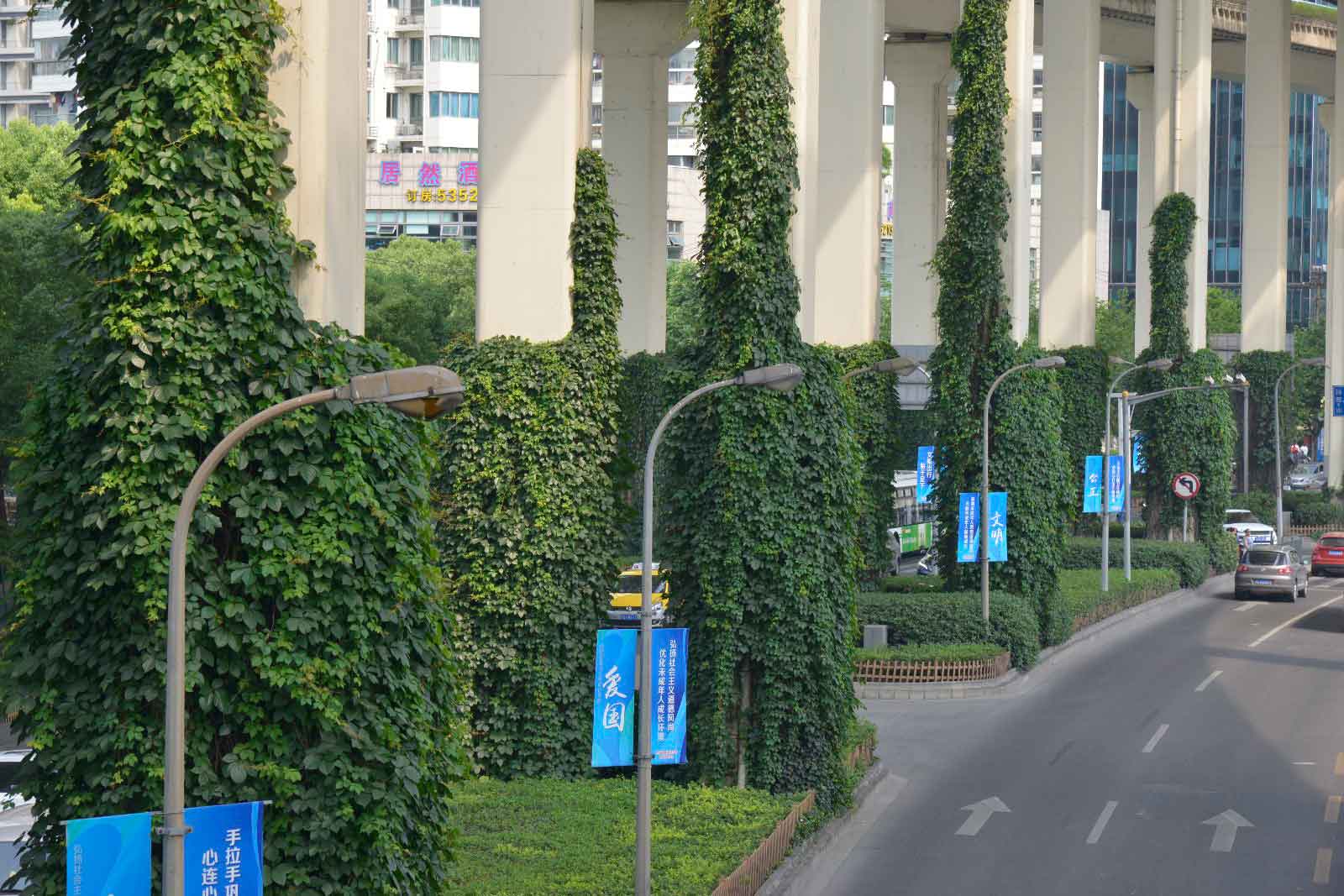 延安中路重庆路口.jpg