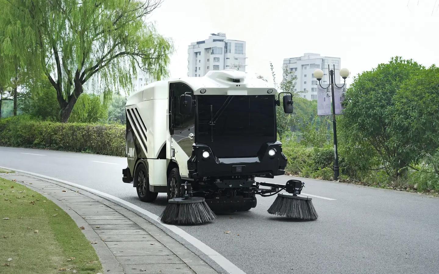 松江区积极探索无人驾驶环卫清扫机具