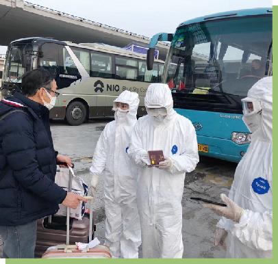2020年3月7日，在浦东国际机场，松江区绿化市容局环卫科庄琦等同志对入境人员做信息核对，并将集中乘车人员护送至指定地点.jpg