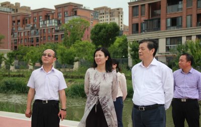 2018年5月，周华局长陪同人大代表视察公园绿地.jpg