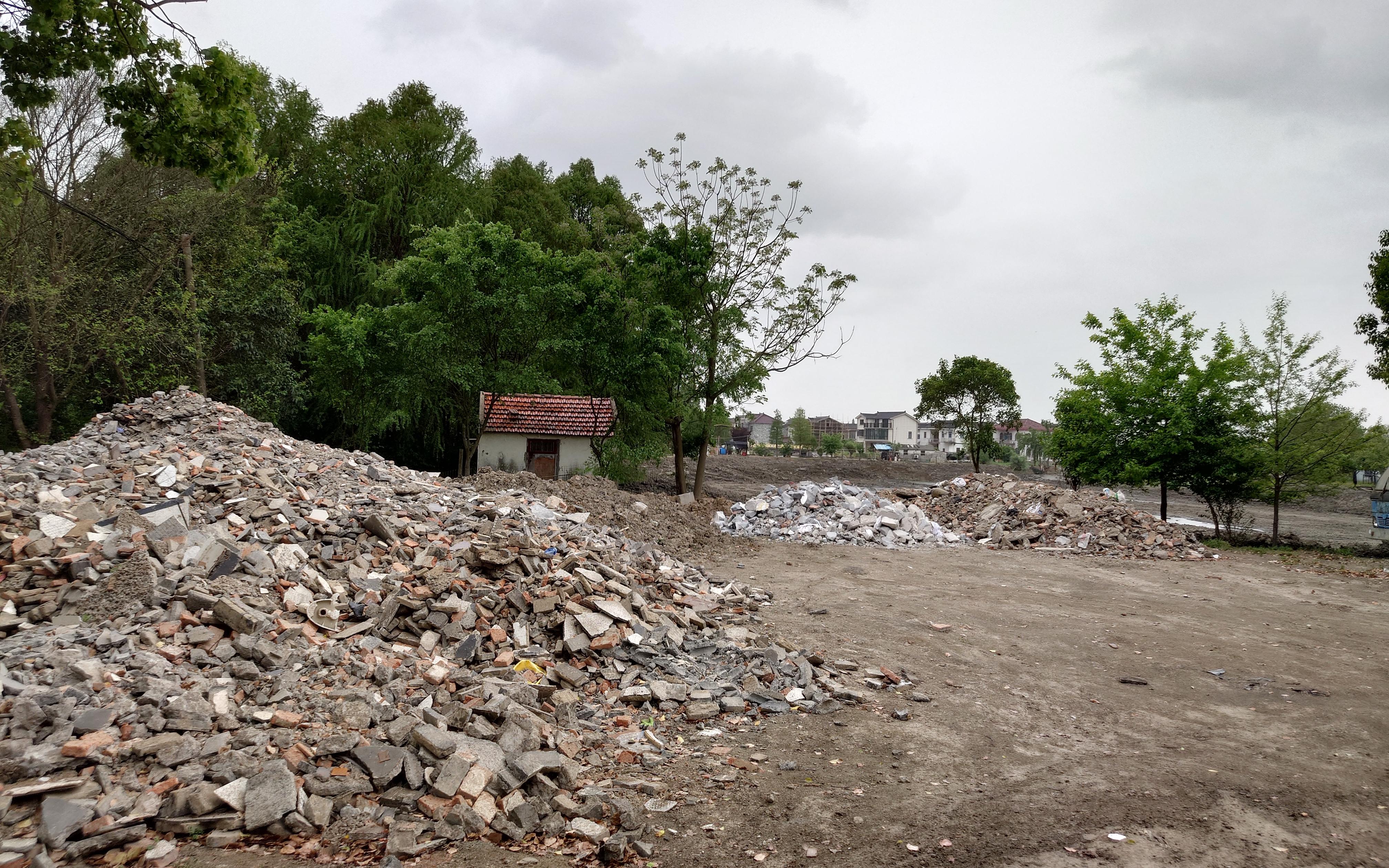 复核抽查找问题市分类中心对青浦区开展建筑垃圾堆点检查