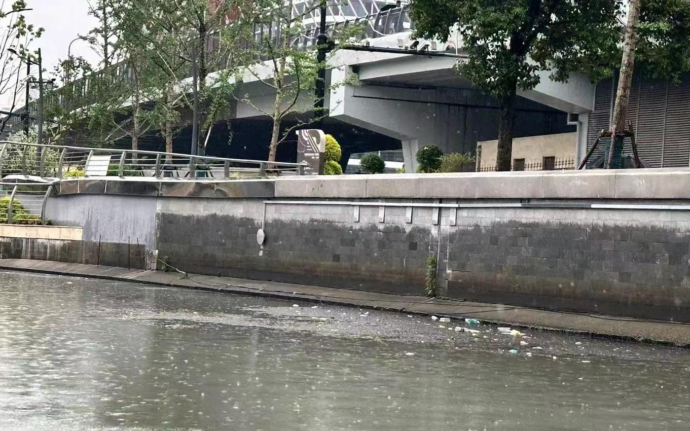 市市容环境卫生水上管理处1小时快速处置苏州河核心段水域突发污染