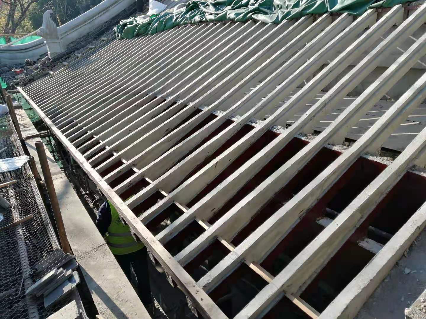 钢筋混凝土椽子加固完成.jpg 钢筋混凝土椽子加固完成.jpg